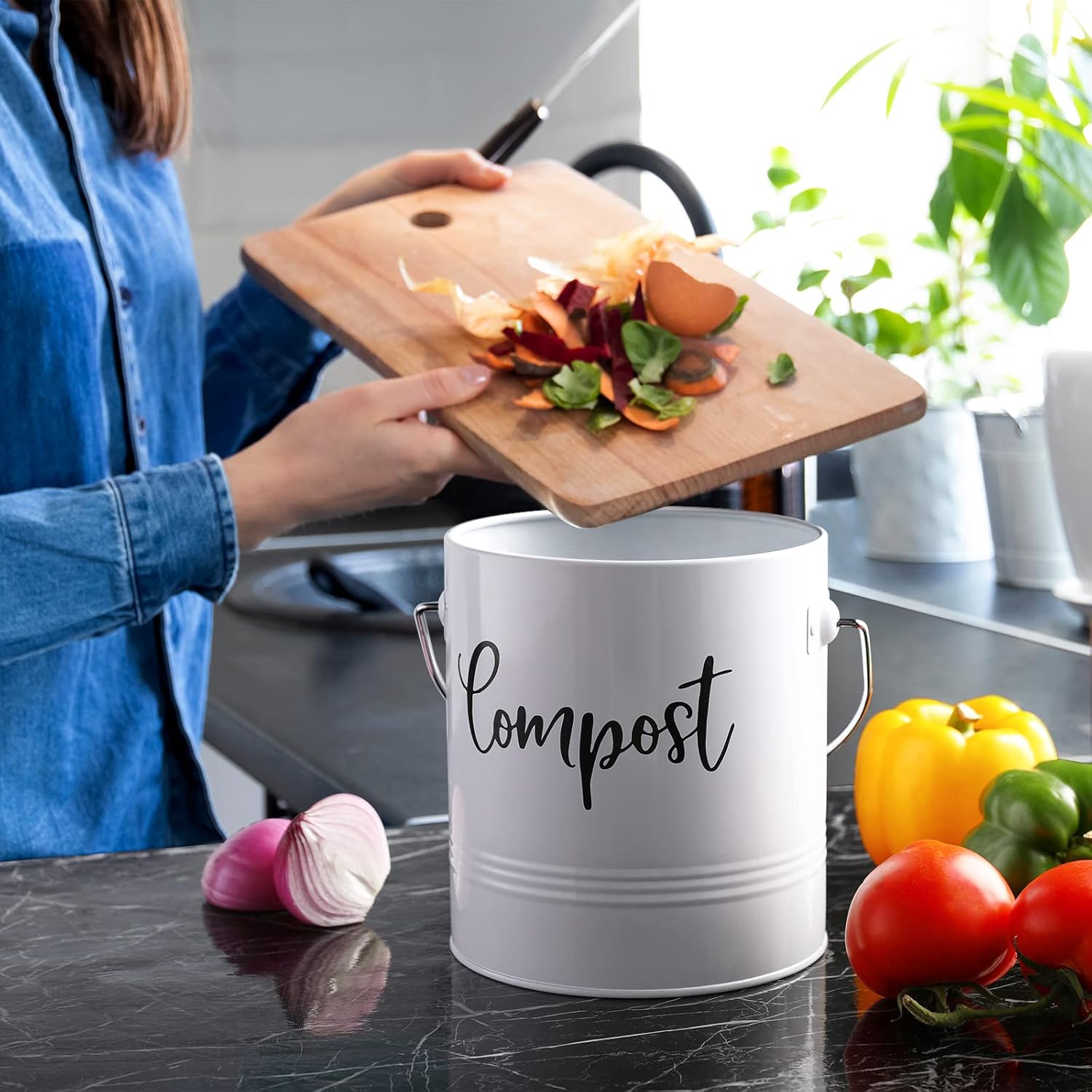 Compost Bin Kitchen, 1.3 Gallon Farmhouse Kitchen Compost Bin Countertop, Indoor Countertop Compost Bucket with Lid and Charcoal Filters, White